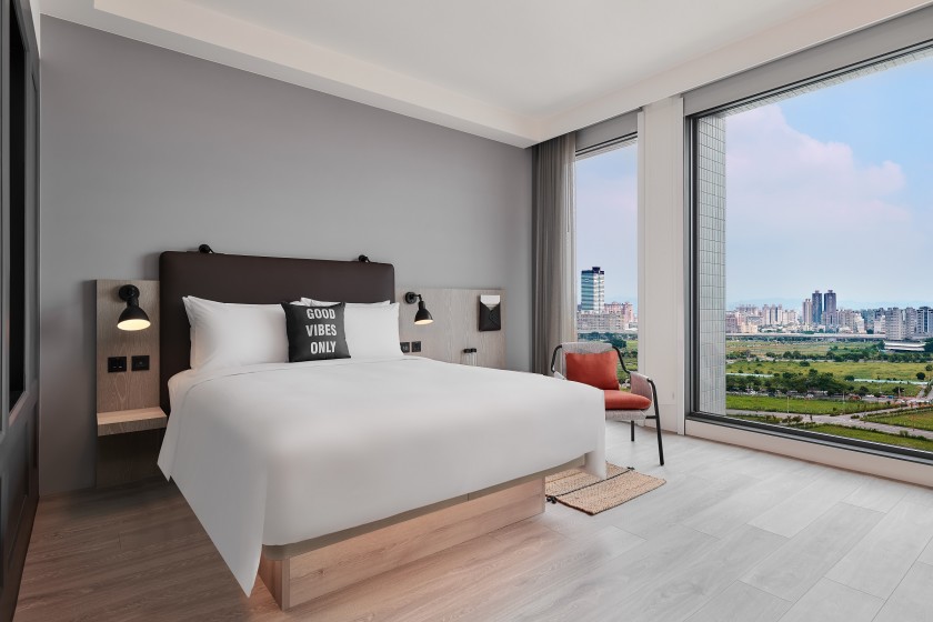 Deluxe Room-Queen-City View[3].jpg